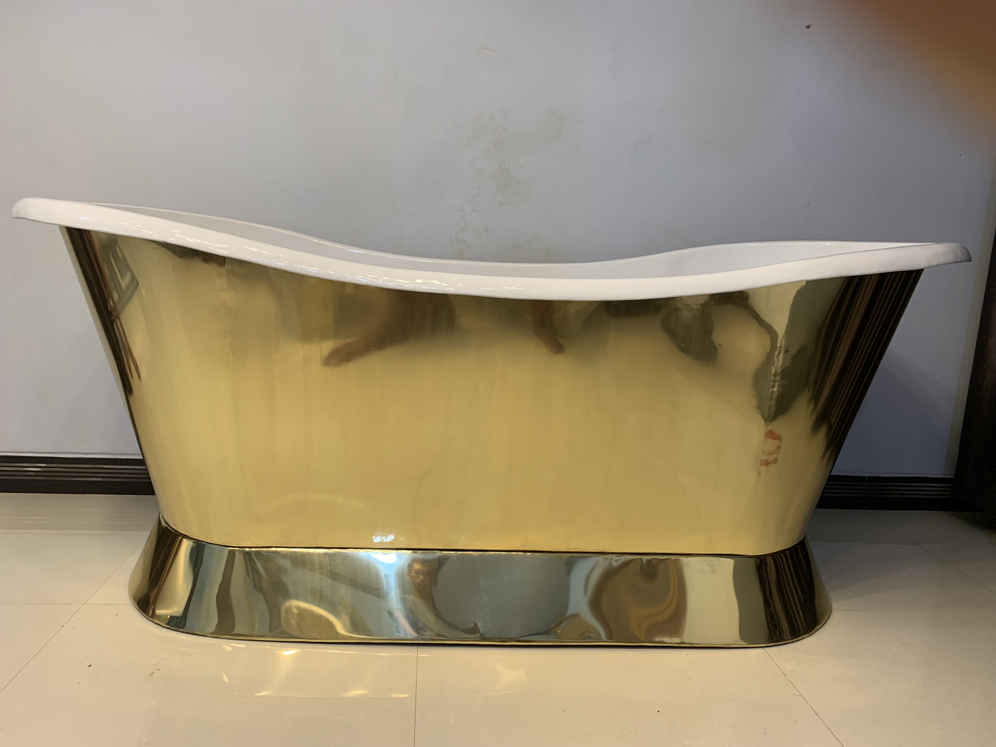 Bathtub Kuningan - Bathtub kuningan untuk interior premium.