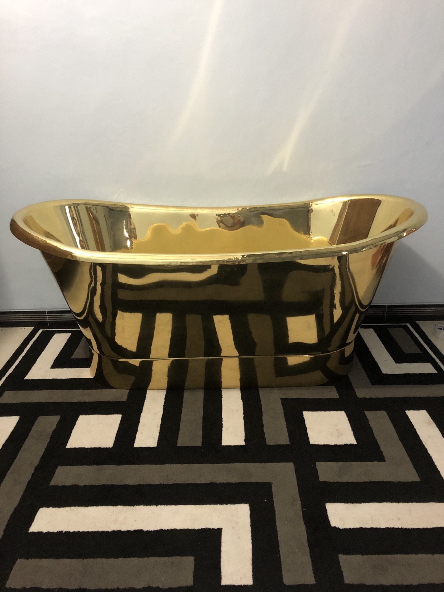 Bathtub Kuningan - Bathtub kuningan dengan sentuhan artistik.