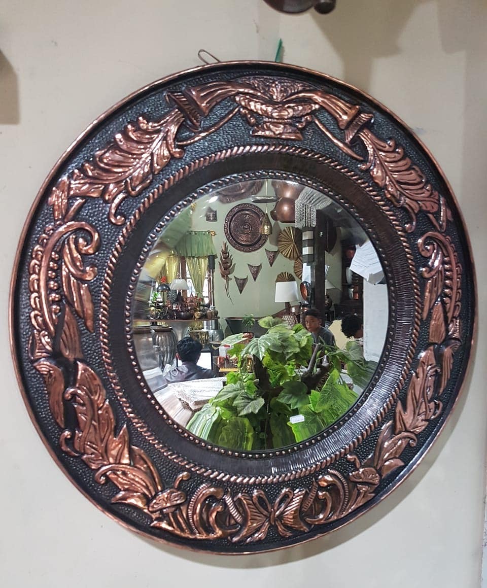 Cermin Hias Tembaga - Cermin hias dengan bingkai tembaga artistik.