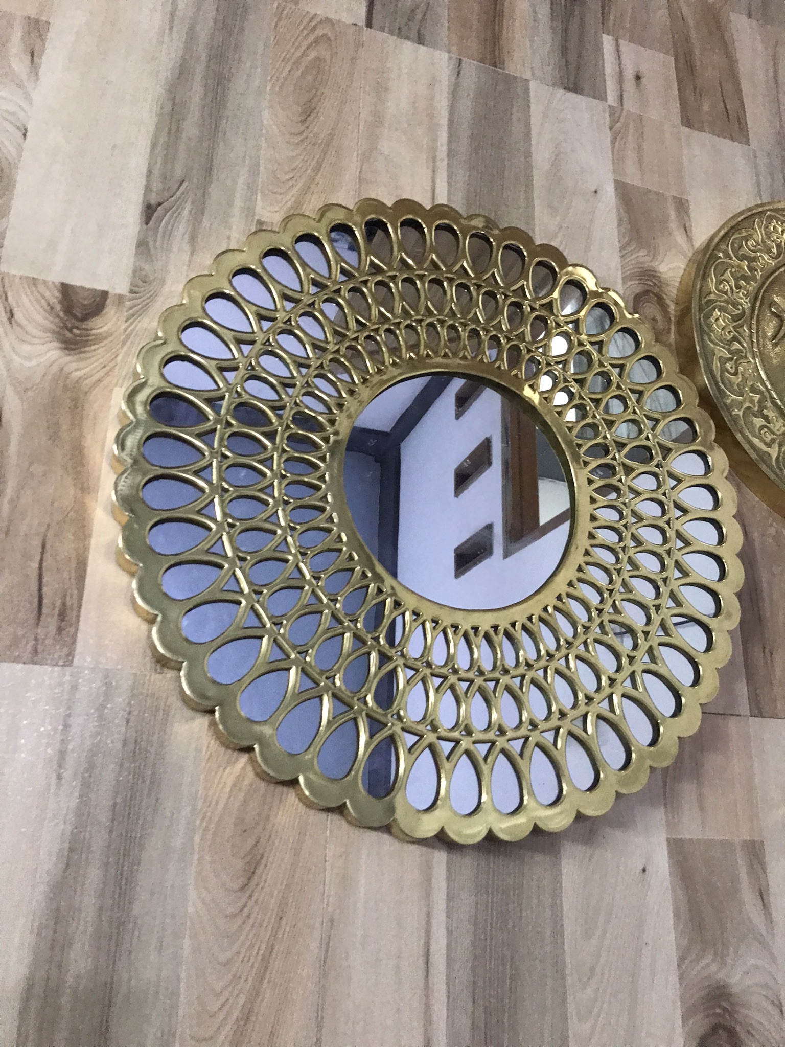 Cermin Hias Tembaga - Cermin hias tembaga ukiran detail.