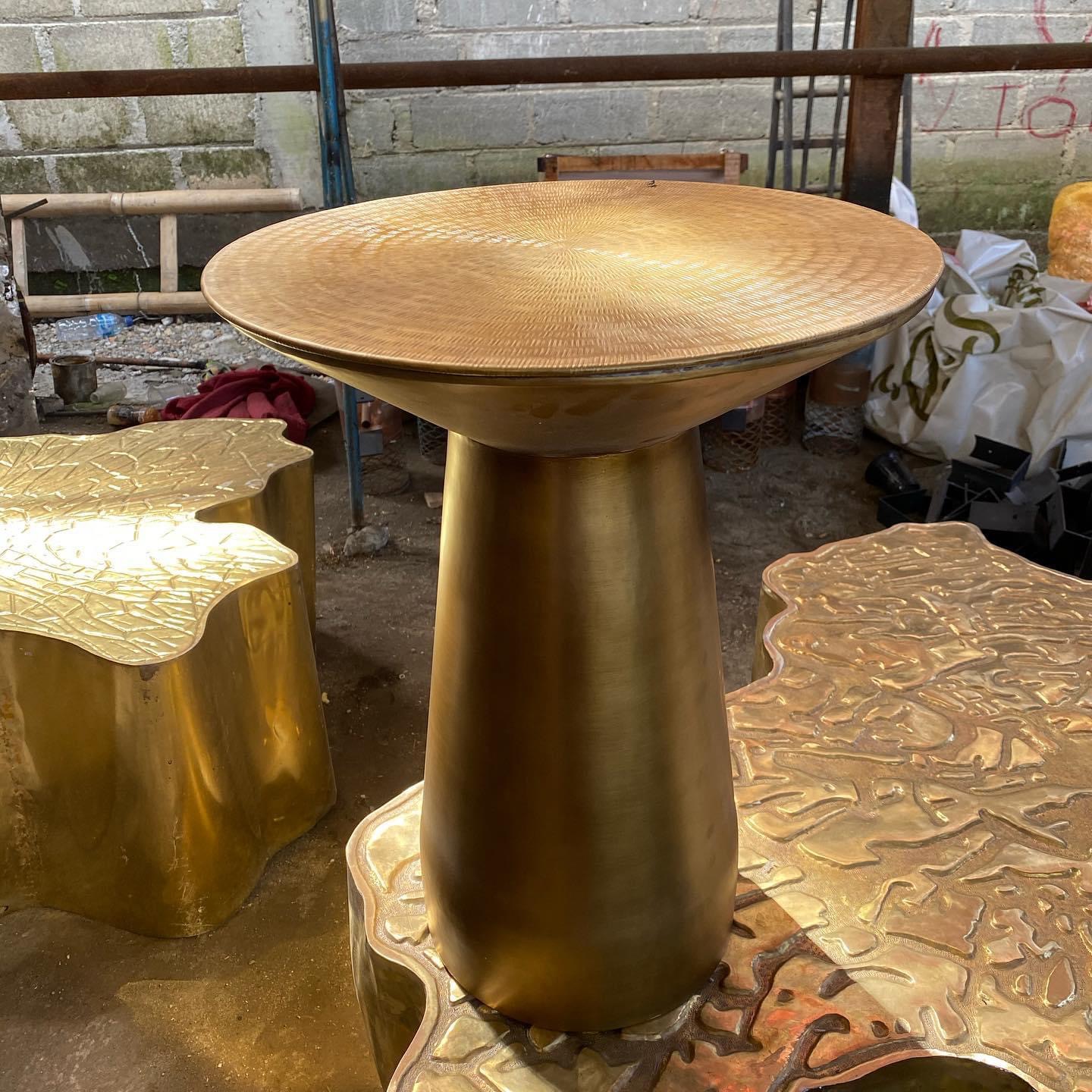 Coffetable Kuningan - Meja kopi kuningan, kokoh dan berkelas.