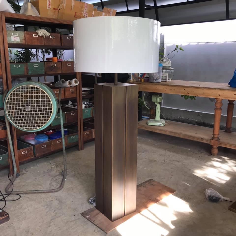 Lampu Duduk Kuningan - Lampu meja/duduk berbahan kuningan elegan.