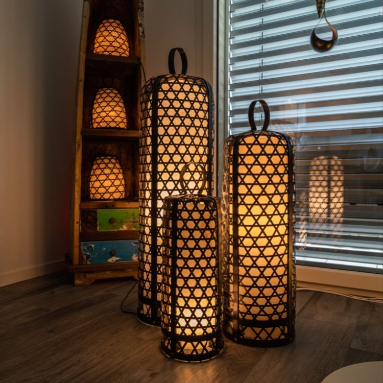 Lampu Taman - Lampu taman dekoratif gaya minimalis.