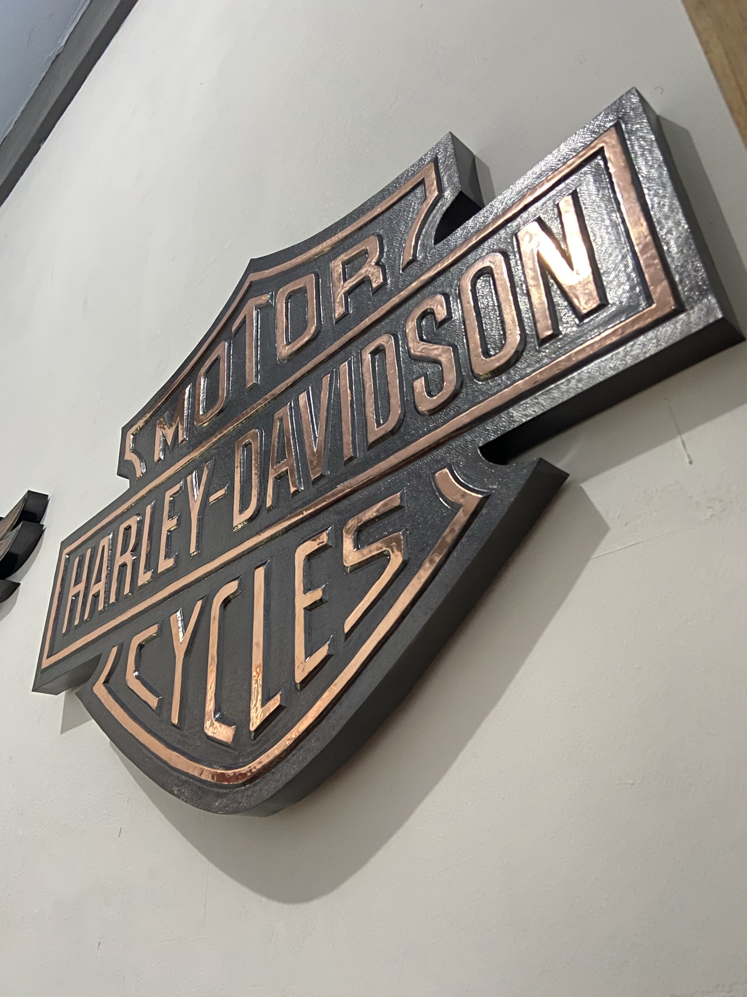 Logo Harley Davidson - Emblem Harley-Davidson kuningan detail.